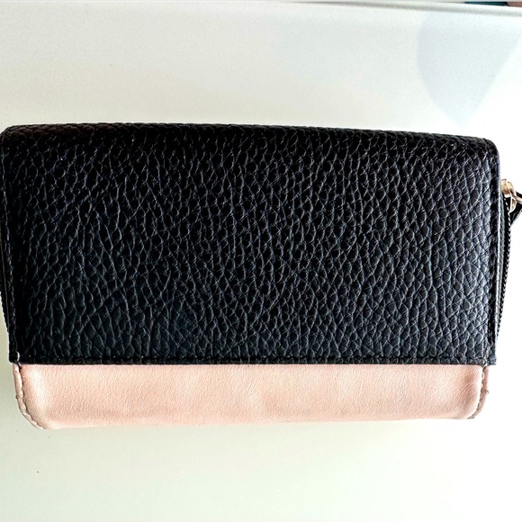 Atmosphere Magnet snap closure wallet with internal zipper/coin and card holder - Picture 3 of 5